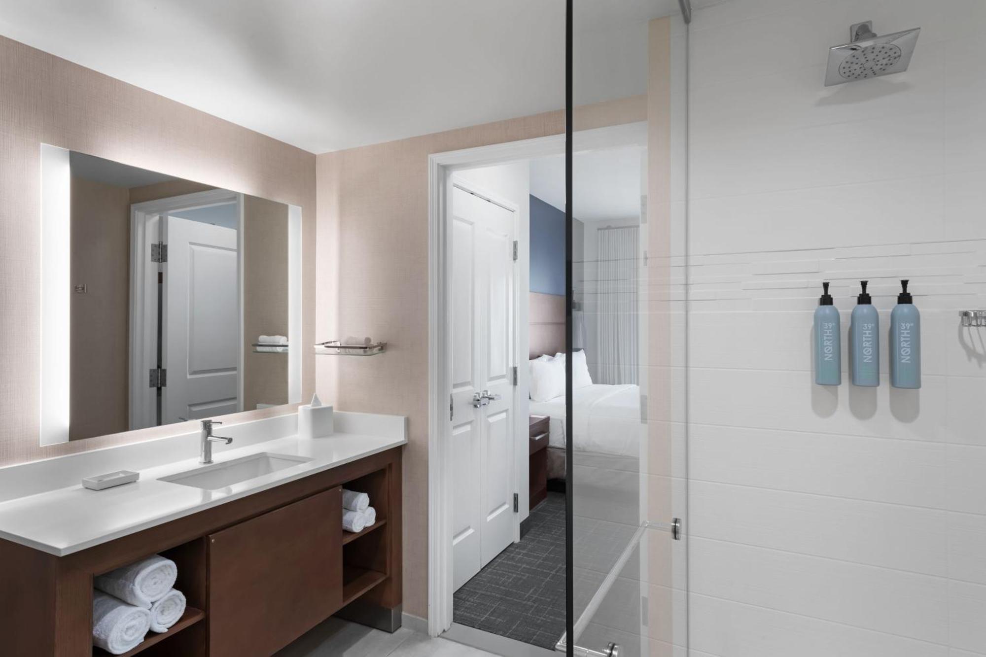 1 Bedroom Suite, 1 King, Water view
